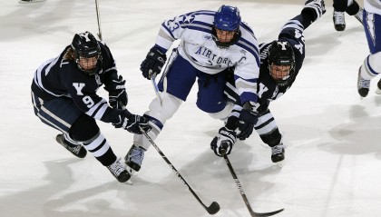 ky体育投注-Faker×Uzi同框名场面：竞赛精神跨越赛区边界