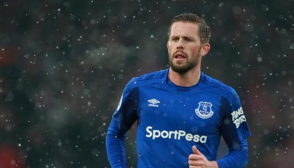 开云-C罗赛后被发现同医护人员亲切合影，举动获媒体点赞