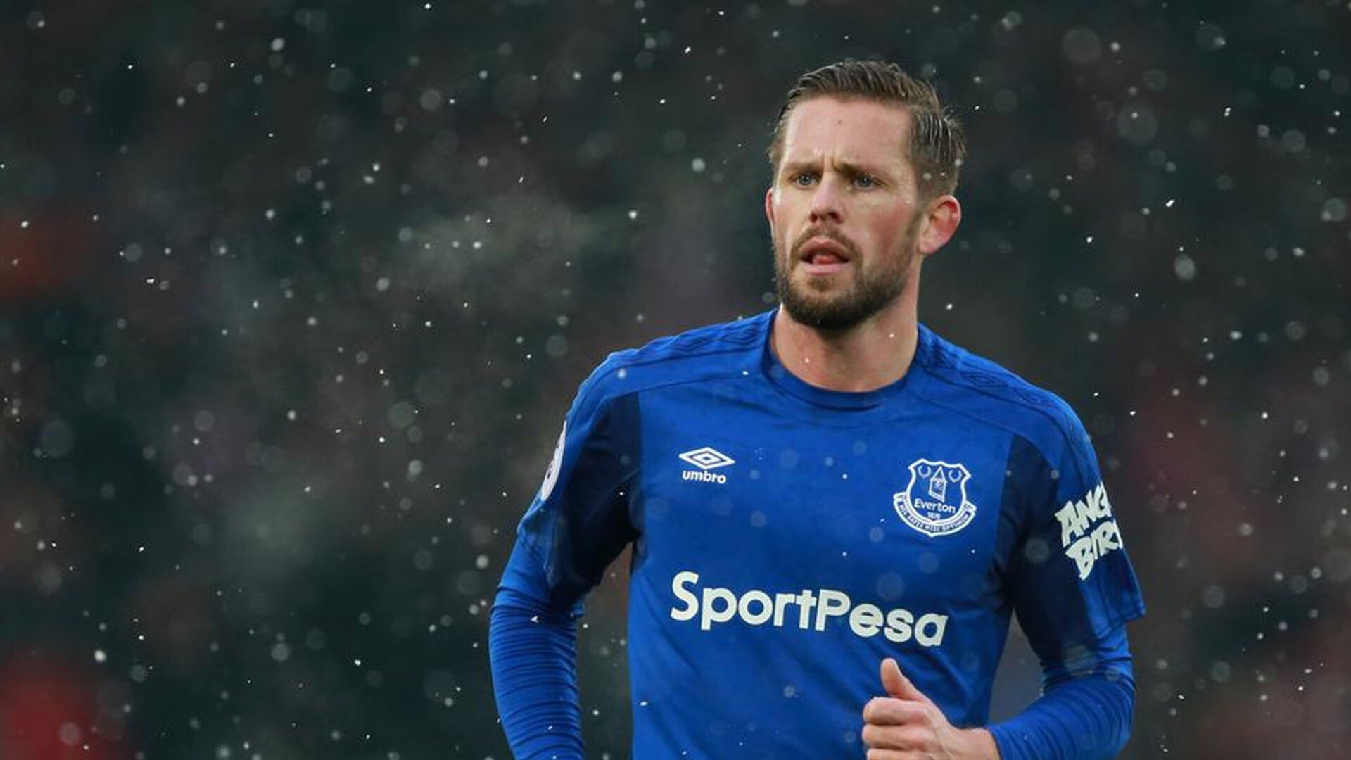 C罗赛后被发现同医护人员亲切合影,举动获媒体点赞