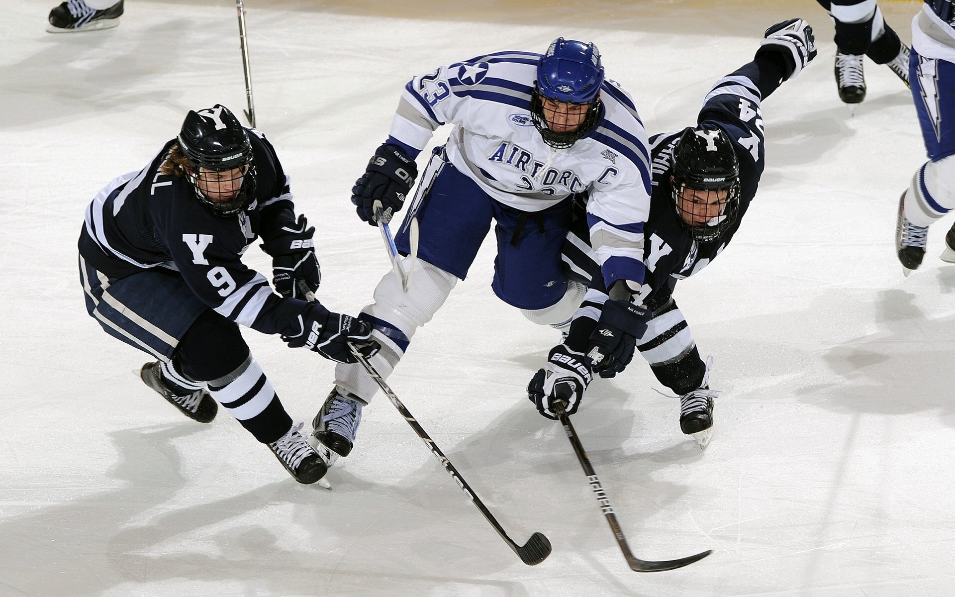 Faker×Uzi同框名场面:竞赛精神跨越赛区边界