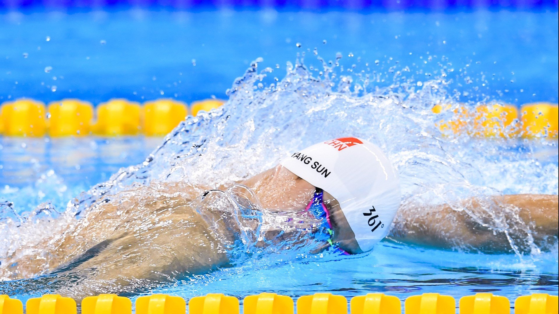 Faker×Uzi同框名场面:竞赛精神跨越赛区边界