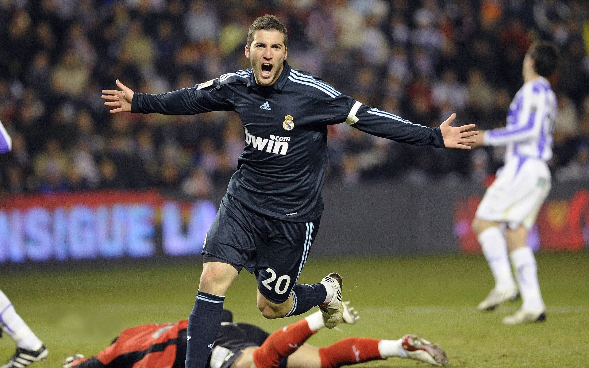 J罗中超传闻回潮，c罗中超开场